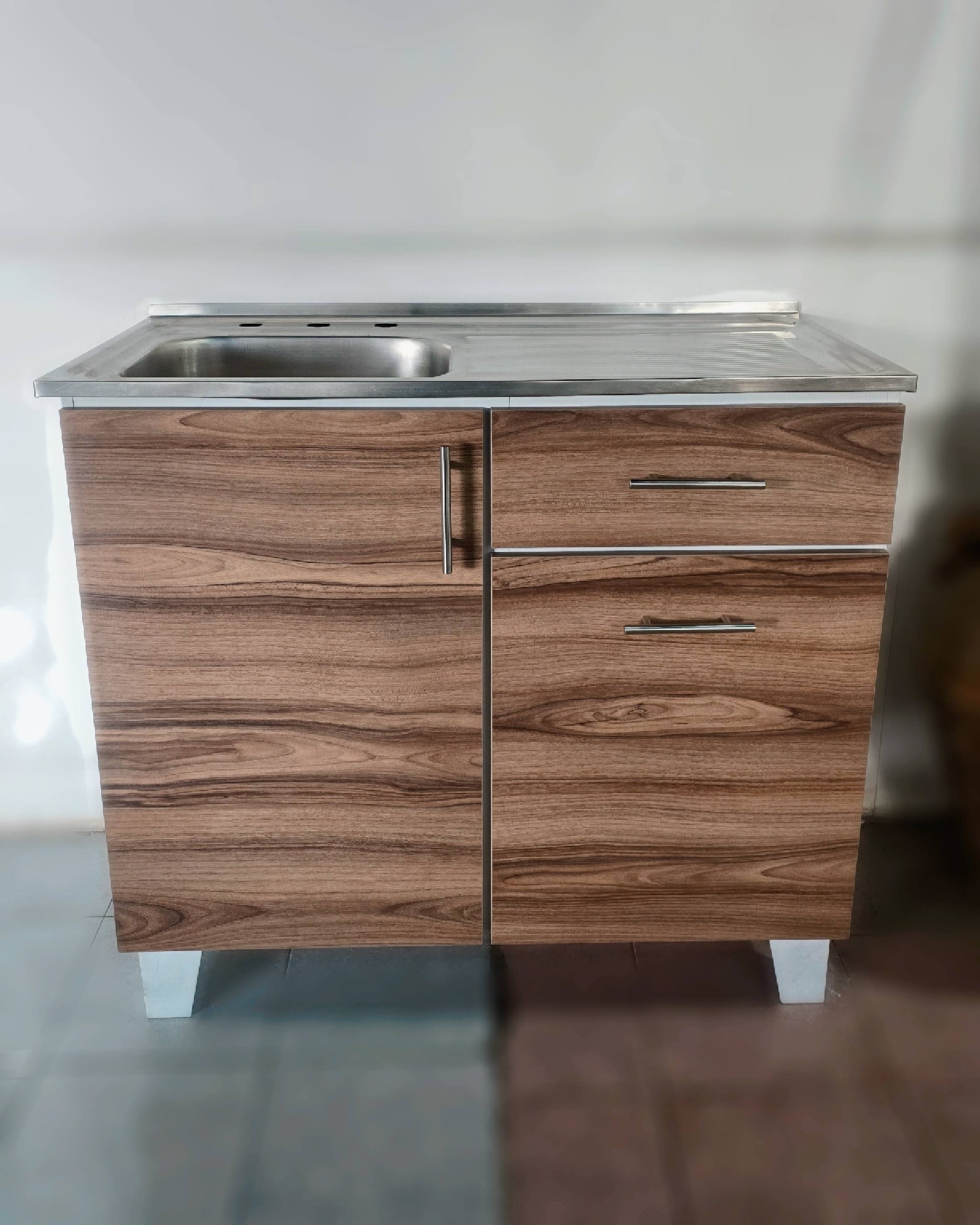 Gabinete c/Tarja Inoxidable — Nogal Británico
